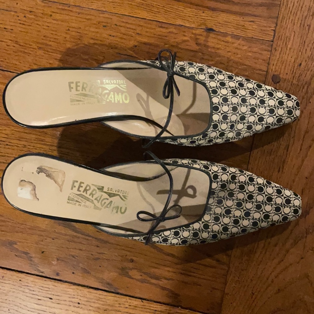 Vintage Ferragamo shoes small heel